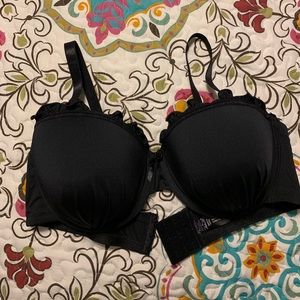 NWOT Black bra with ruffle. 40D